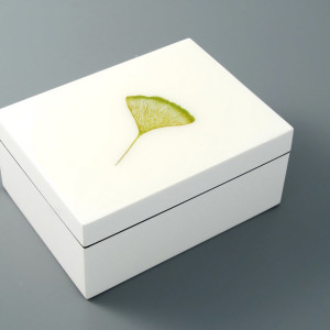 HT9113-white-lacquer-jewelry-box-with-faux-suede
